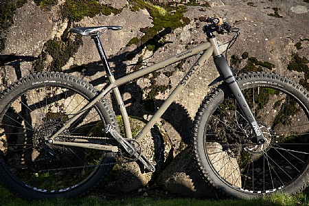 い出のひと時に、とびきりのおしゃれを！ surly dirt 26×3.0 wizard